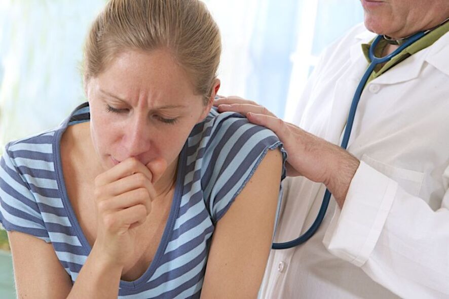 La toux du médecin pendant la fumée de rideau