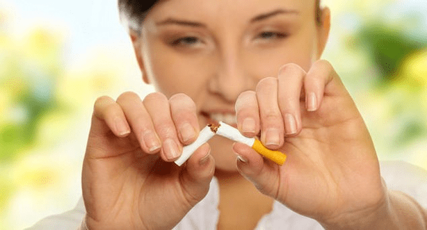 la fille casse une cigarette et se débarrasse de la dépendance